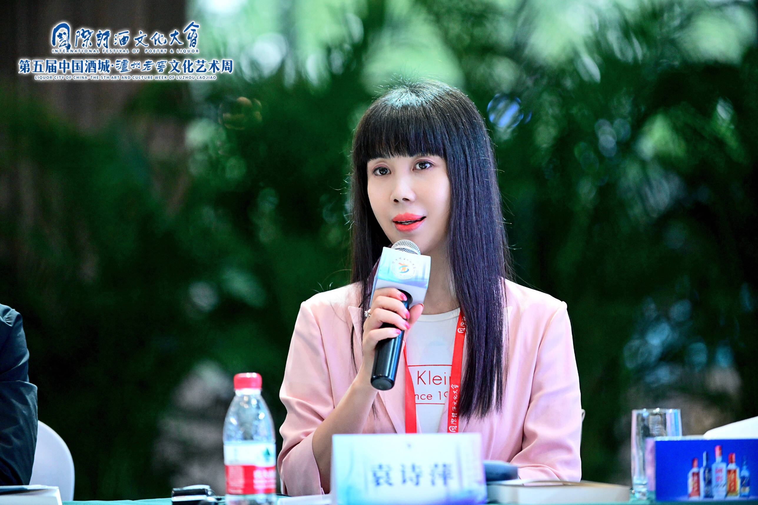 施施然詩歌《雨中》| 《中國詩歌精選2021》