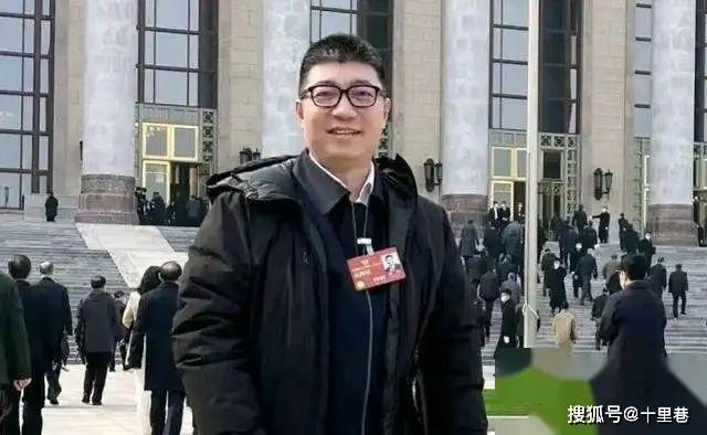 原創中央戲劇學院院長郝戎被查！拍戲不紅轉型，還曾是靳東的老師