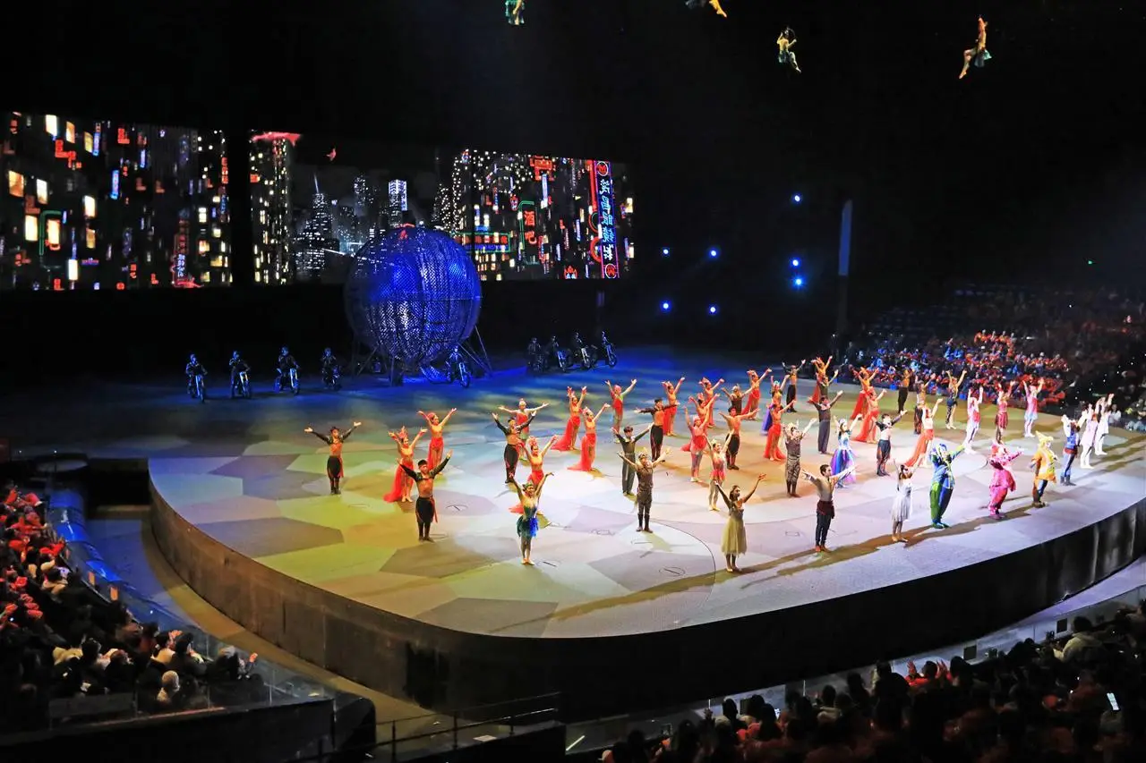 致敬城市美容師：武漢2000名環衛工人沉浸式感受漢劇《水秀》藝術魅力