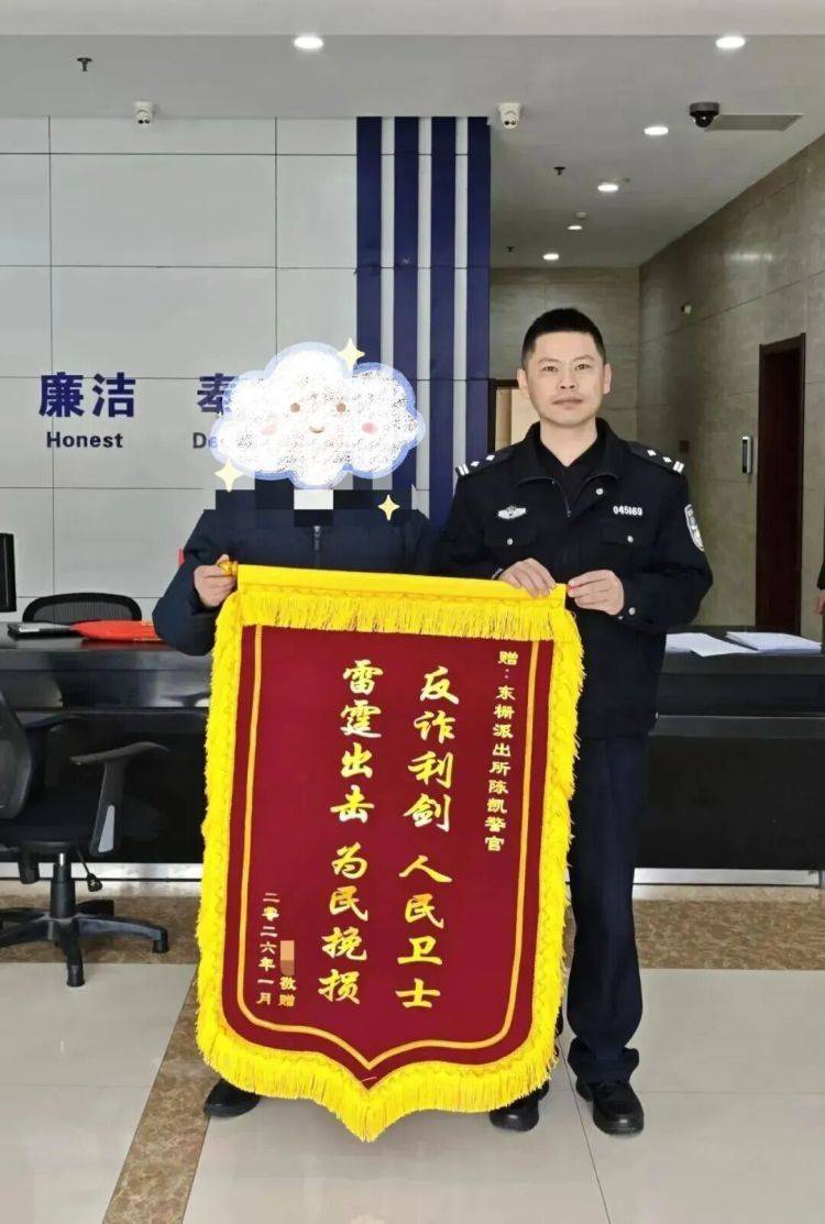 民警當街攔停汽車！腳墊下驚現兩根金條......