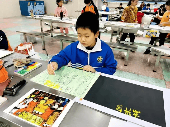 僅76名學生的鄉村小學，如何用粉印版畫繪出大世界