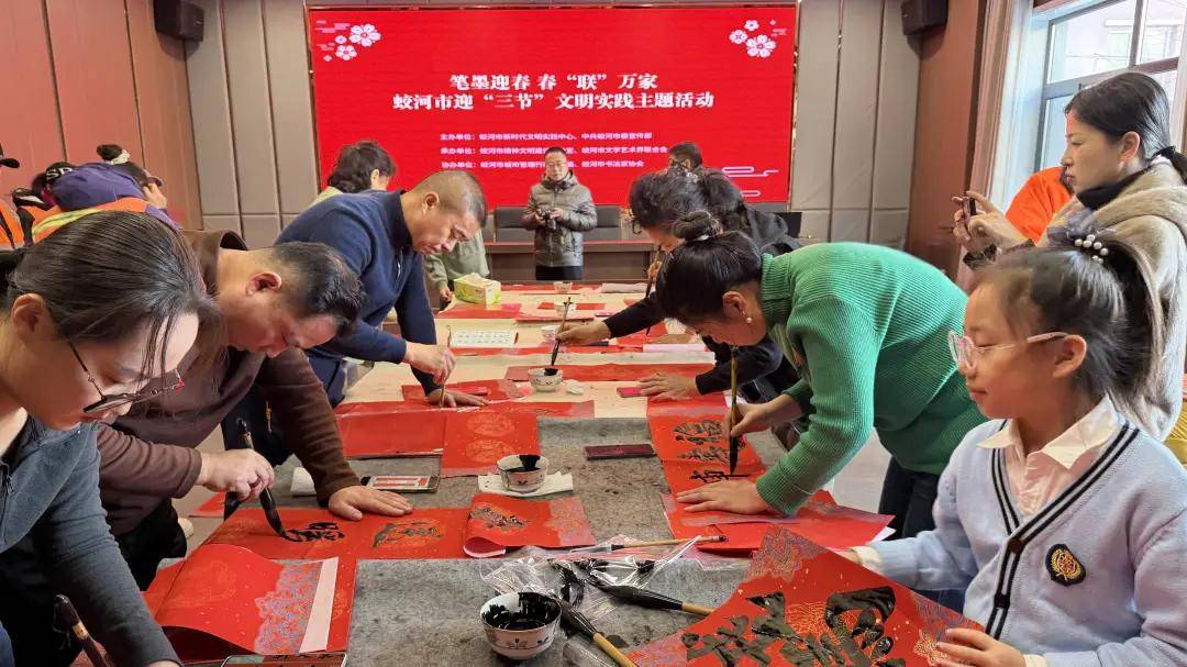 蛟河市送春聯致敬“城市美容師”