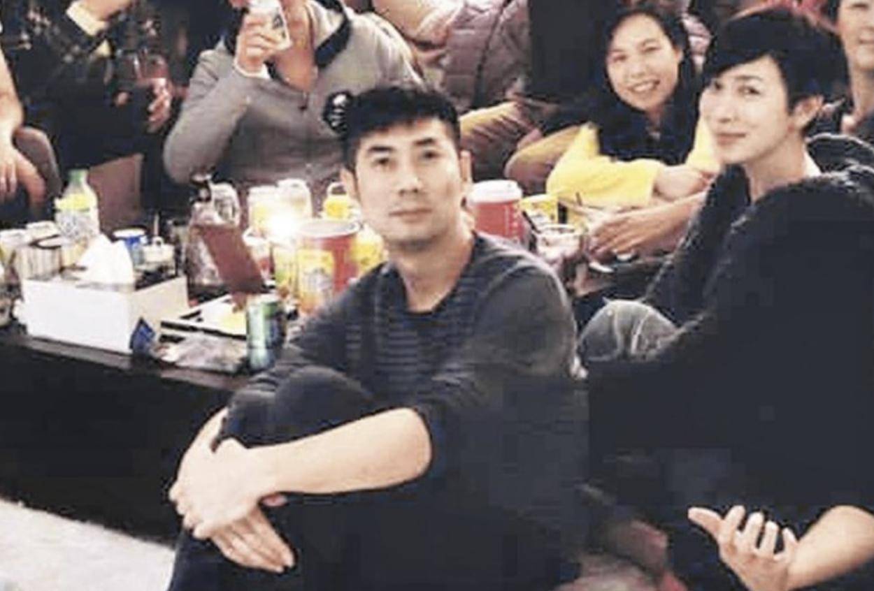 原創佘詩曼陪家人出國旅遊，45歲弟弟罕露臉有型有款，姐弟倆長得不像