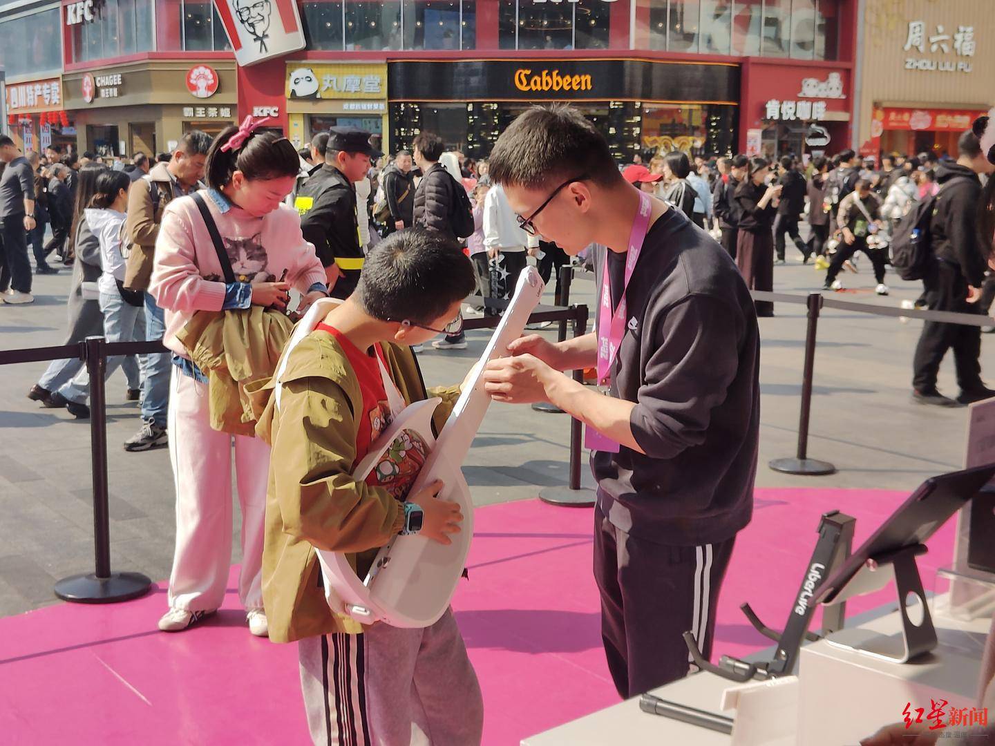 AI眼鏡、AI陪伴萌寵……這個春節，成都遍地“黑科技”