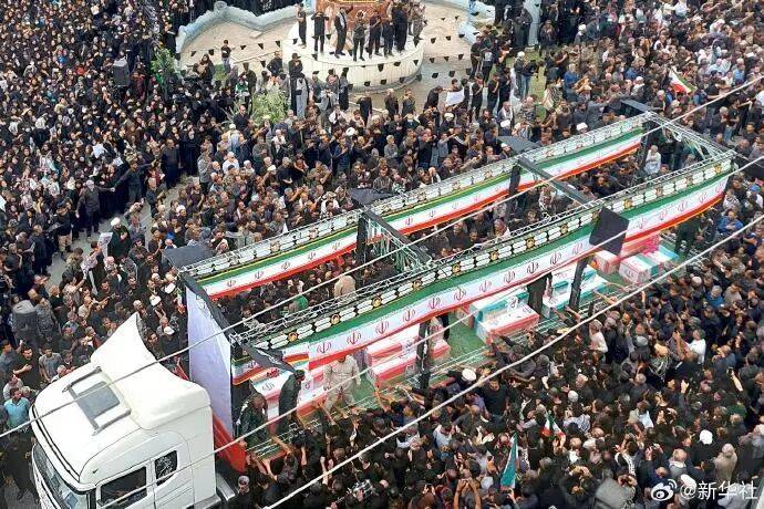 伊朗民眾為165名遇難小學生舉行葬禮，現場畫面令人心碎