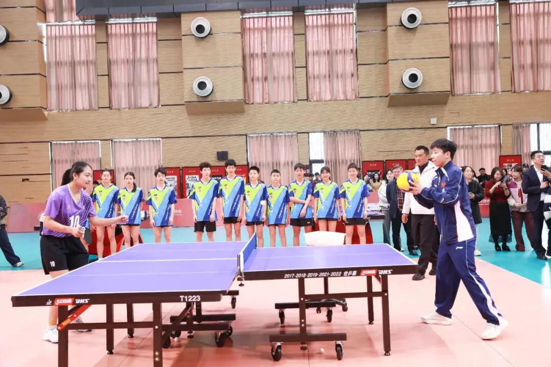 國乒隊員走進重慶市兩所中學互動交流