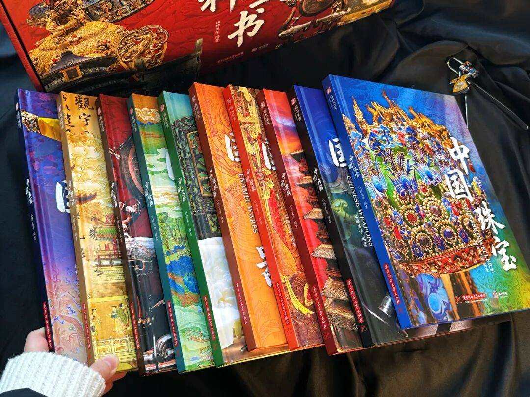 琺琅器、漆器、文房、壁畫、繪畫、書法、衣冠、珠寶、兵器、建築，《國粹全書》