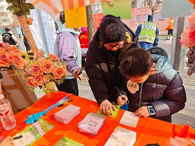 浪漫詩歌點亮春日時光，馬路上辦起了詩歌節