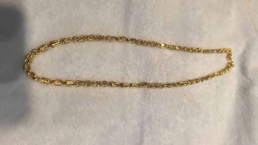 女子搬家後32克金項鍊不翼而飛，閨蜜陪著報警！警方：小偷是閨蜜