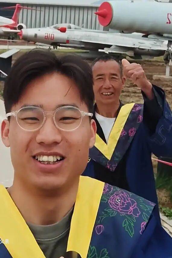 研究生三年攢6000元帶父親跨越1500公里參加畢業典禮