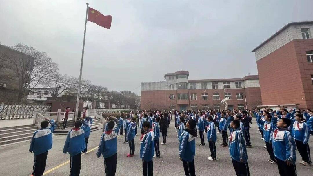 清明祭英烈 薪火永相傳——濟南市萊蕪第一中學初中部（魯礦中學）舉行清明主題升旗儀式